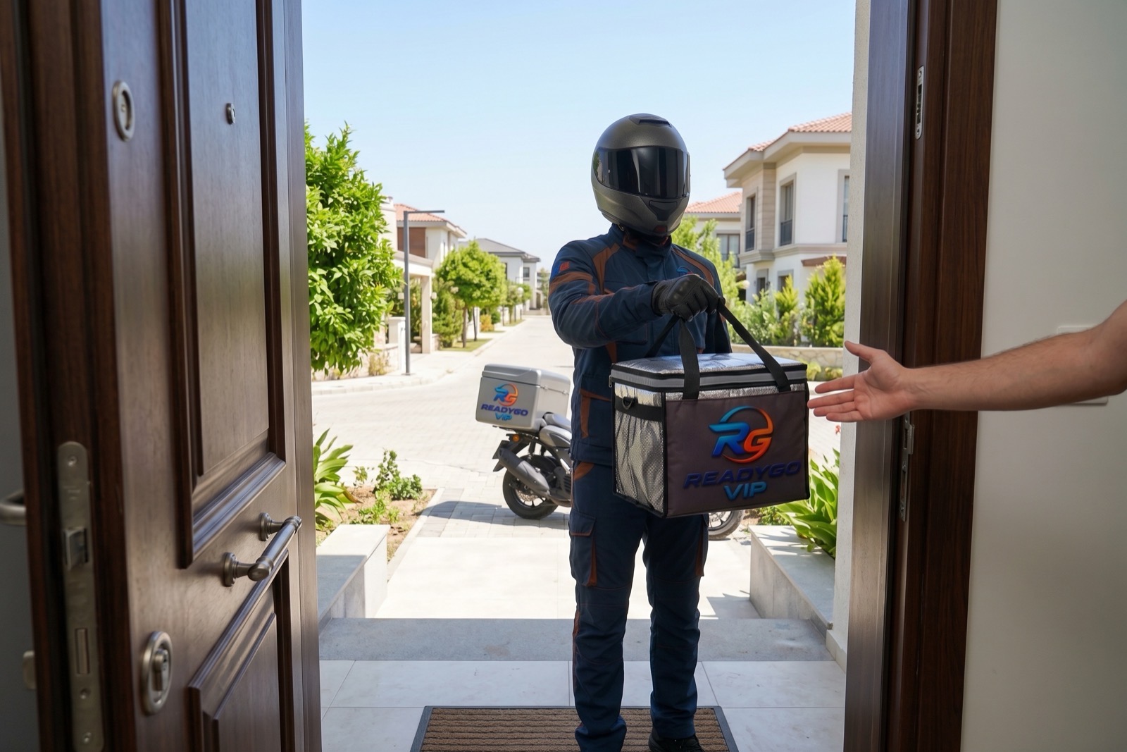 Ev kapısında müşteriye yalıtımlı ReadyGo VIP çantasını uzatan kurye